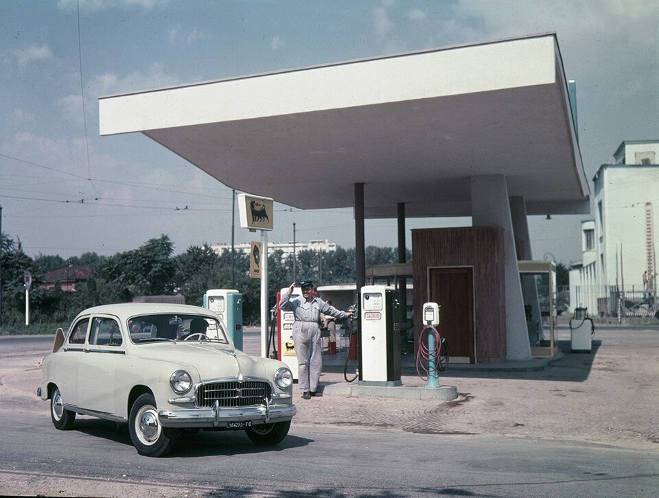 The gas pump turns 100-years-old: the history of an object and the spaces it has produced