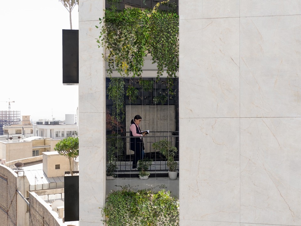 An apartment building as a response to Tehran's transformation