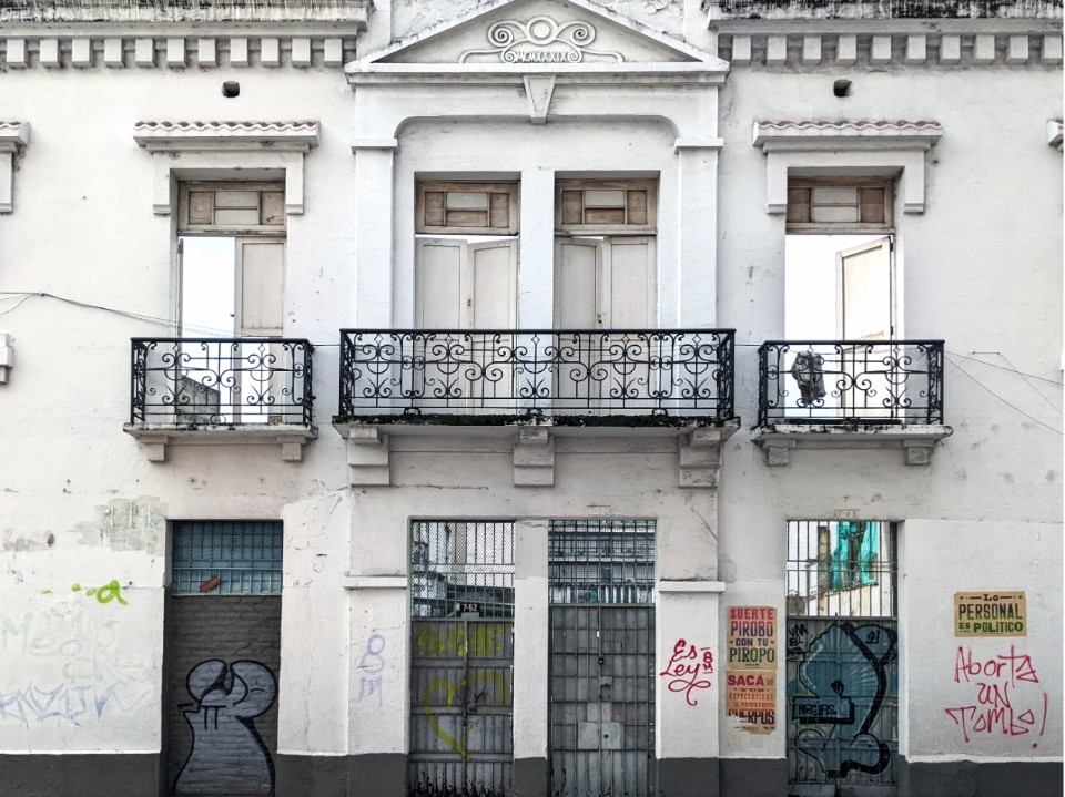 Who is destroying the art deco architecture of the most dangerous city in Colombia?