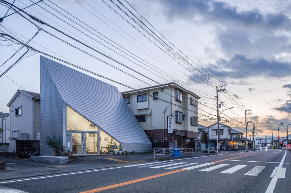 A dramatic pitched roof for an artist’s house in Japan