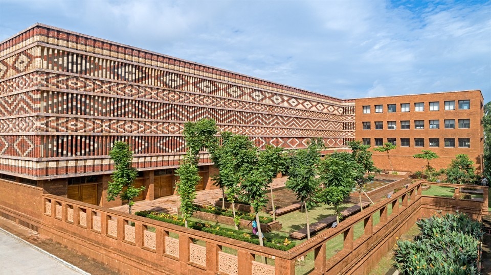 Traditional patterns and local crafts: a civic center in India