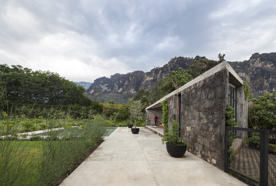 Stone blocks and climbing plants for a house in the Mexican mountains
