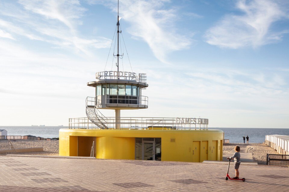 Belgium, a flamboyant pavilion watches over the beach