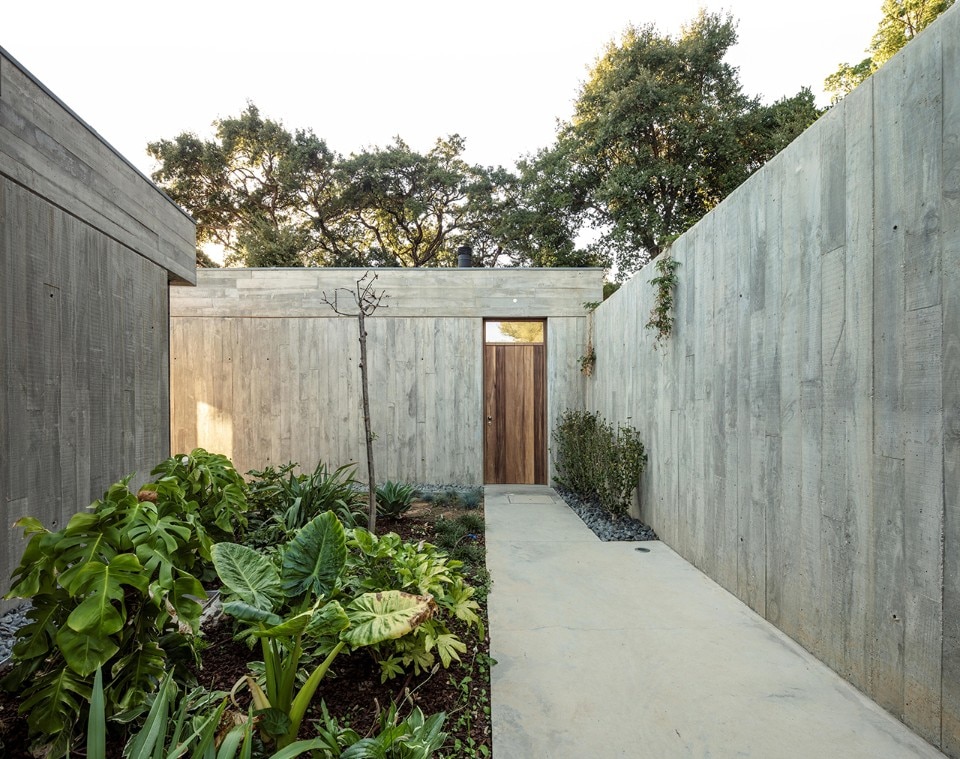 A house on the hills in Portugal features unadorned fair faced concrete volumes