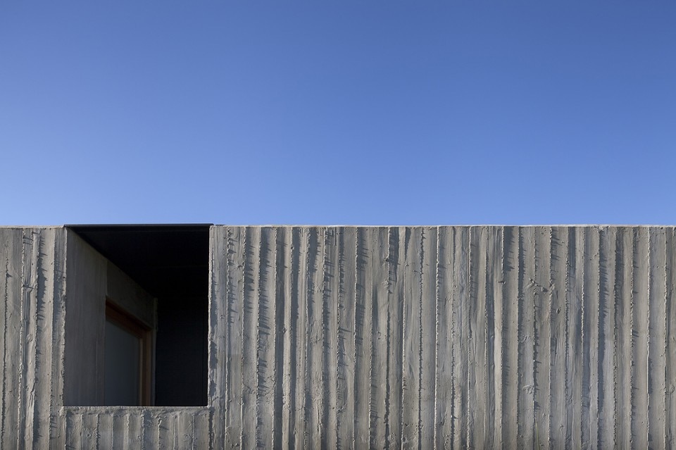 Concrete shell hides a house in Buenos Aires