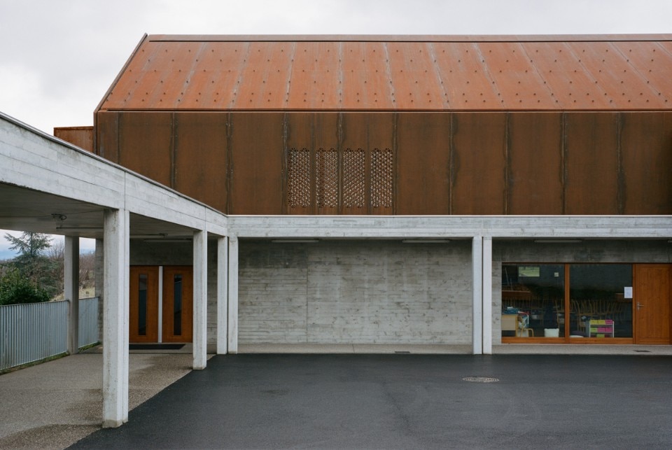 A volume added to the Lugrin school complex inspired by barns