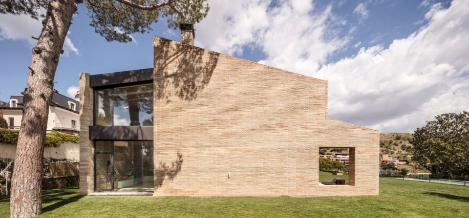 The brick as a protagonist in a country villa in Spain