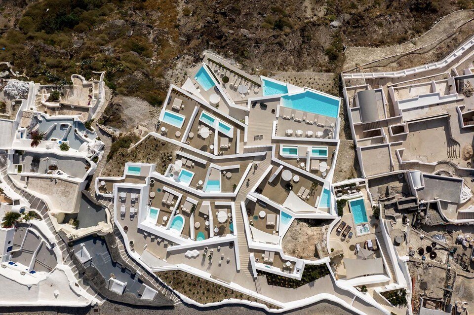 Translated rooms of a hotel in Santorini