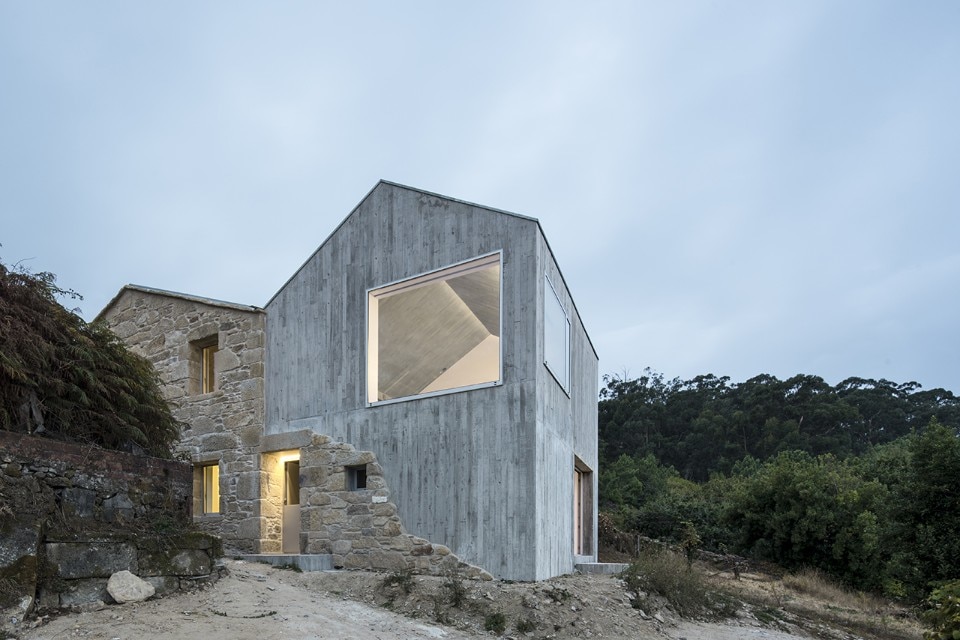 Stone and concrete dialogue in a Spanish rural house