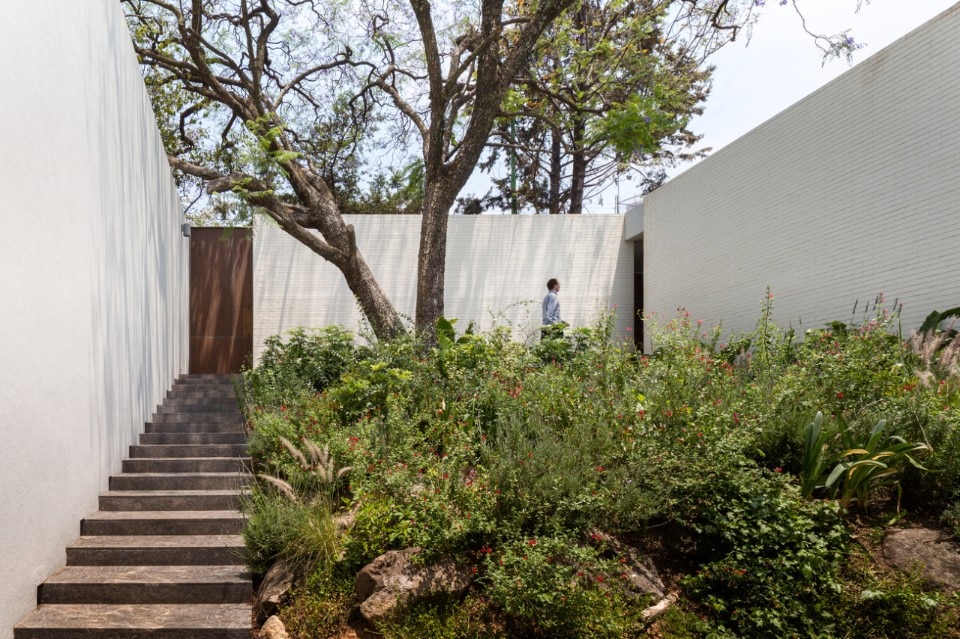 A house in Mexico that closes to the world and opens up to nature