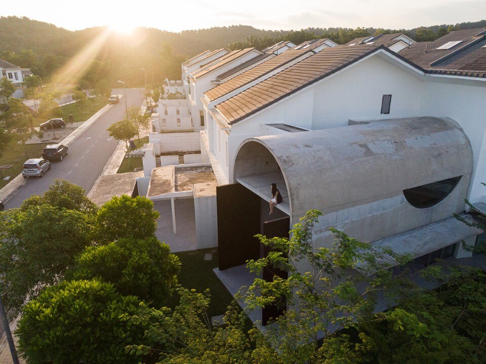 Concrete vault breaks with Kuala Lumpur’s suburban landscape