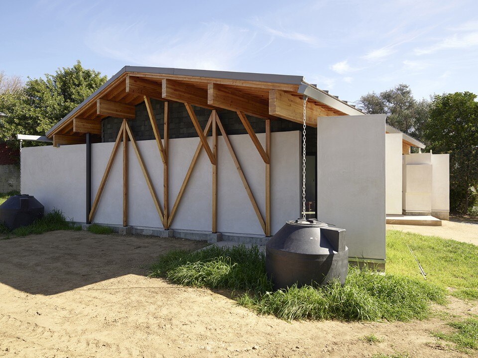 Breaking with the suburban standards: a house in Los Angeles