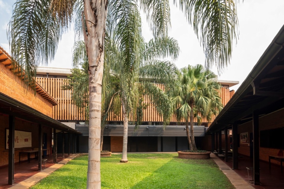 An ideal school in Paraguay, with tropical patios and natural materials