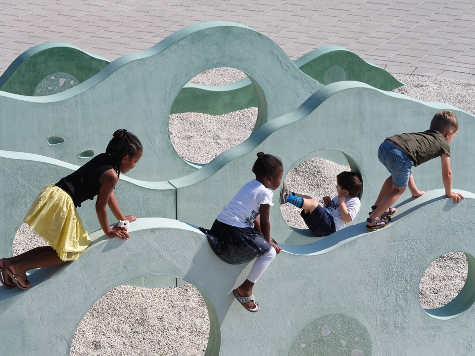 Shades of green and concrete waves to stimulate the freedom of play