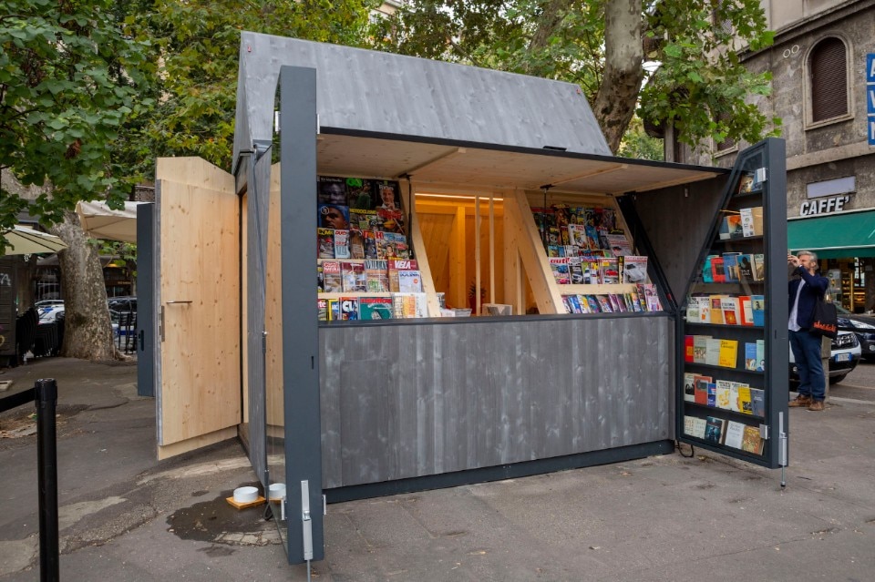 Milan, the first newsstand entirely made of wood and sustainable