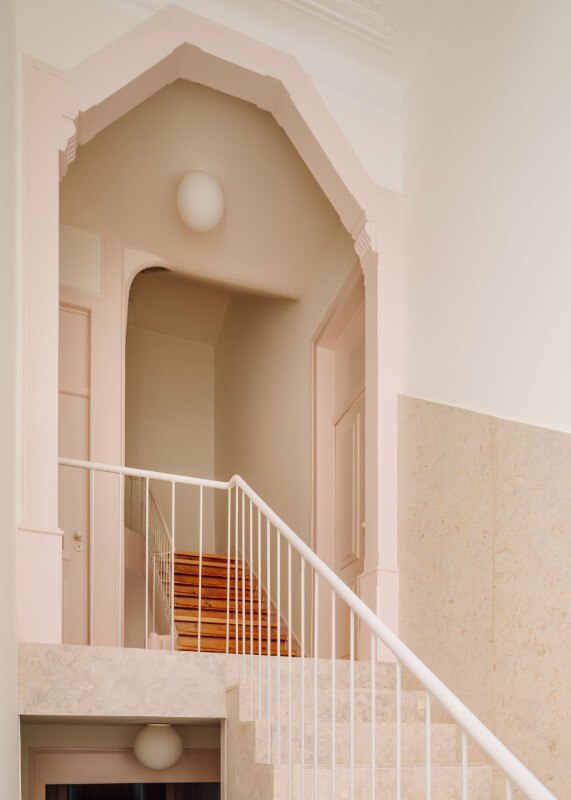 Pink stones and tiles to renovate a 20th century residential building