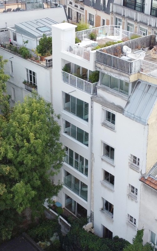 A narrow vertical house on seven levels in Paris