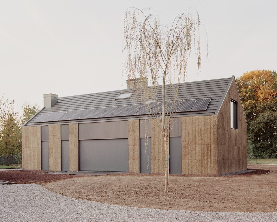 Sustainability and decoration: a house in Italy is clad in 3D pantographed cork