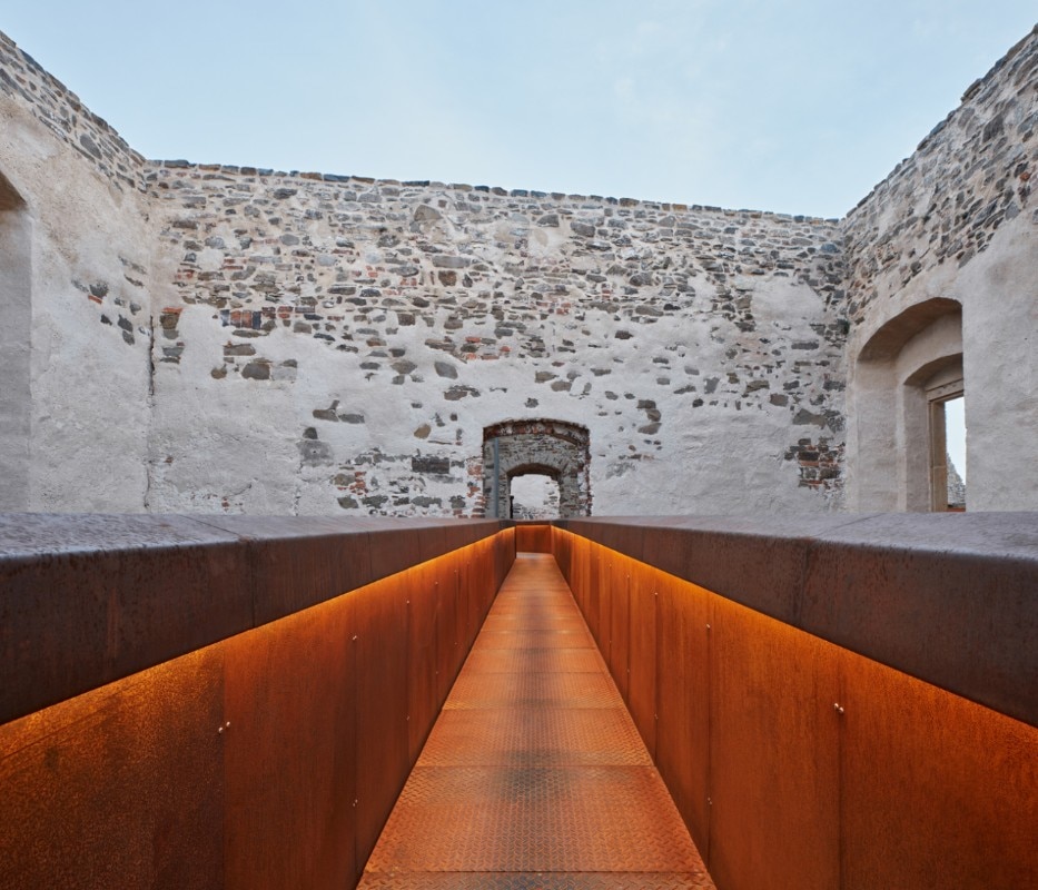 Cement, glass and corten steel for the renovation of a castle