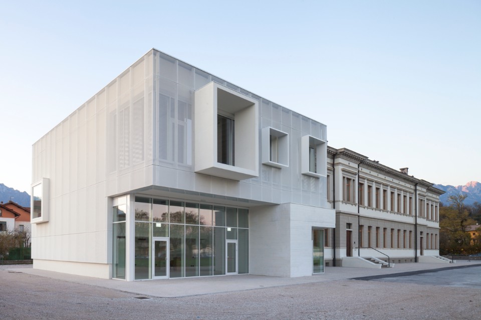 The extension of a historic building among the Dolomites