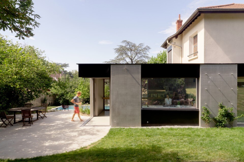The contemporary addition to a 1950s French house