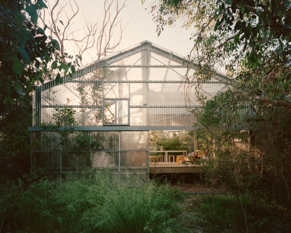 Garden House, a transparent house surrounded by Australian vegetation