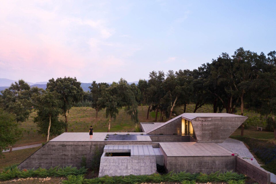 Concrete volumes and hidden patios in a Portuguese villa