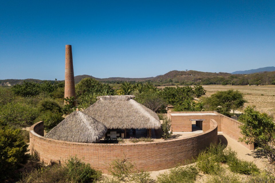 Alvaro Siza’s open pavilion for a community that works with clay in Mexico