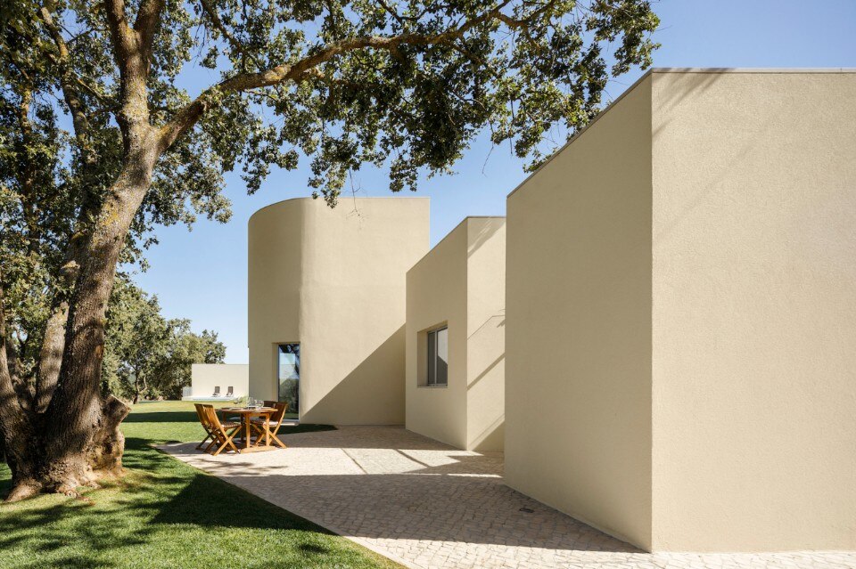Simple and precise volumes for a villa in Portugal