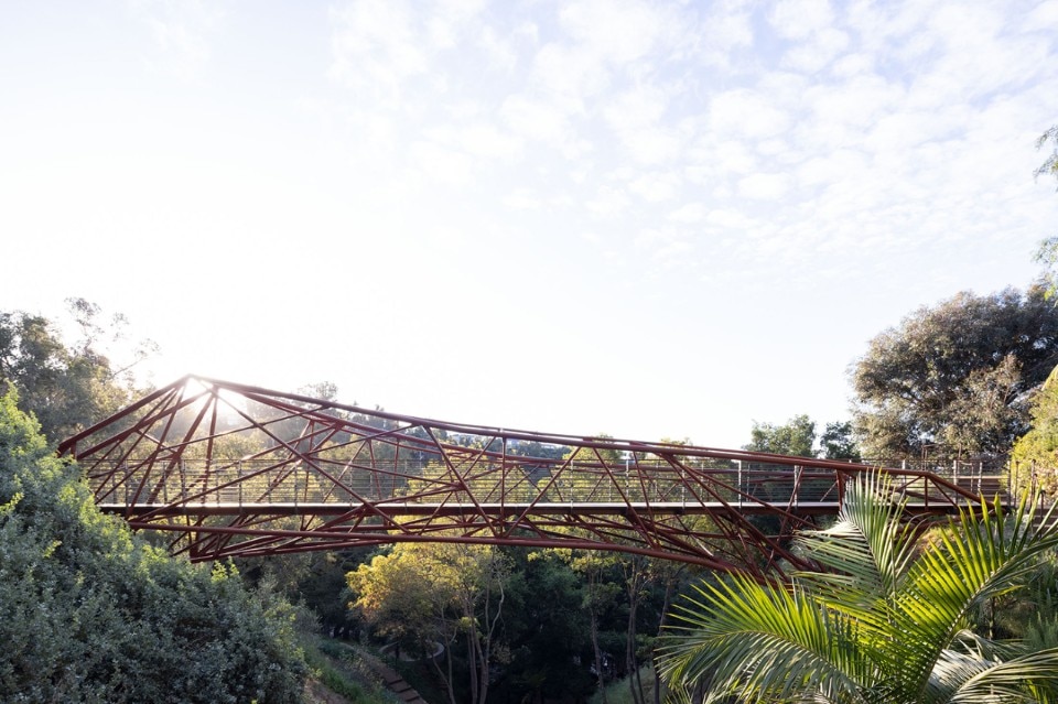 Pedestrian bridge in L.A.: designed by students, built by robots