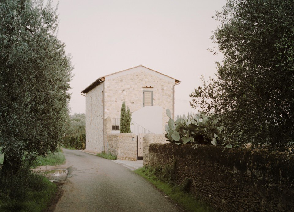 Vernacular and contemporary blend in a small Tuscan farmhouse