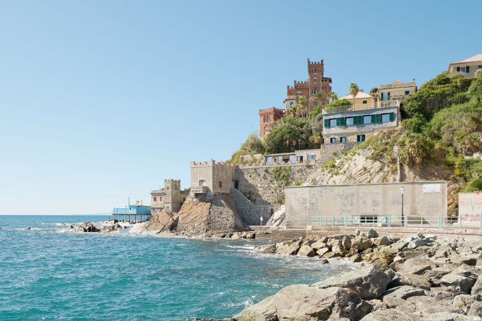 Houses on the cliffs, two projects in comparison