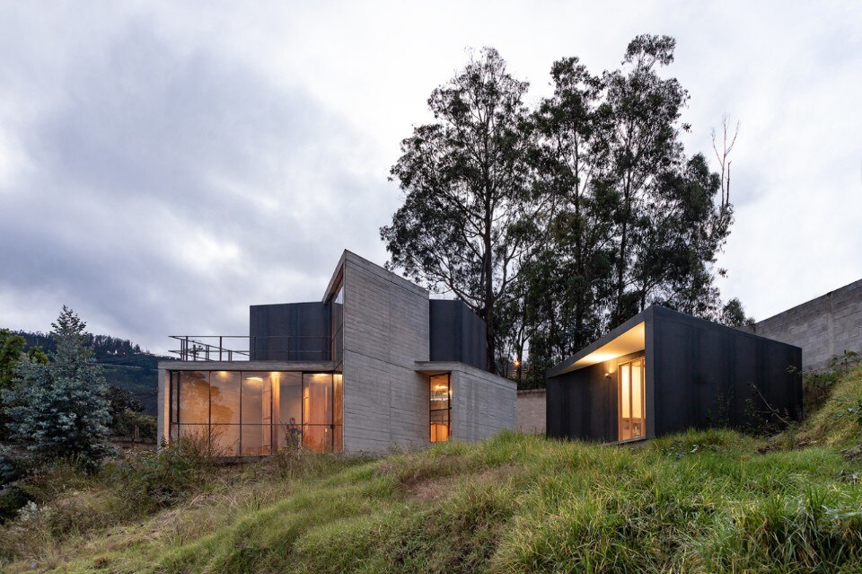 Cement and corten steel in a single-family home in Ecuador