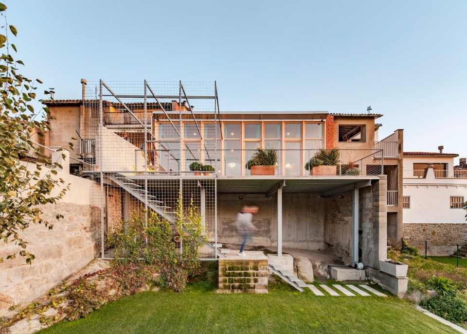 A V-shaped roof and a suspended patio define a Catalan flat