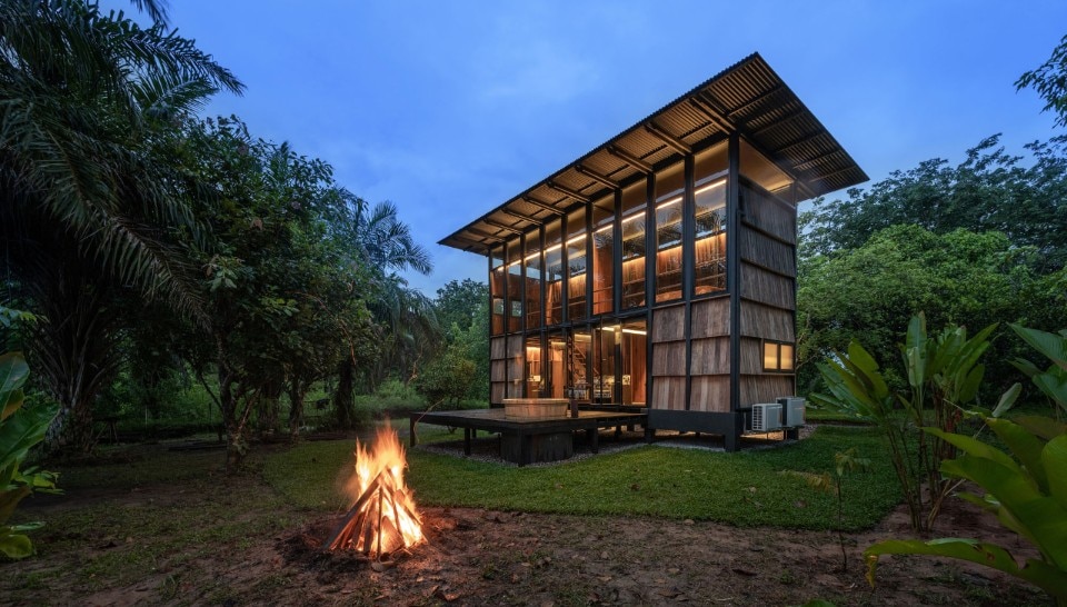 A mini-chalet in Thailand, coated with charred wood