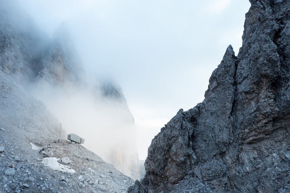 Dramatic mountain shelter reconnects man with nature