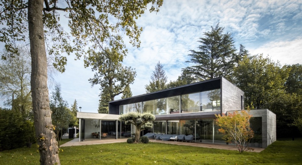 Passive villa with a concrete facade in the French countryside