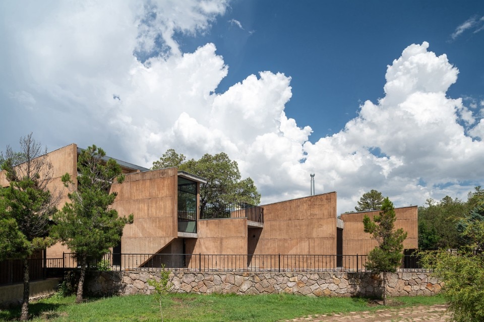 Casa Majalca inspired by the rocks and caves in Chihuahua