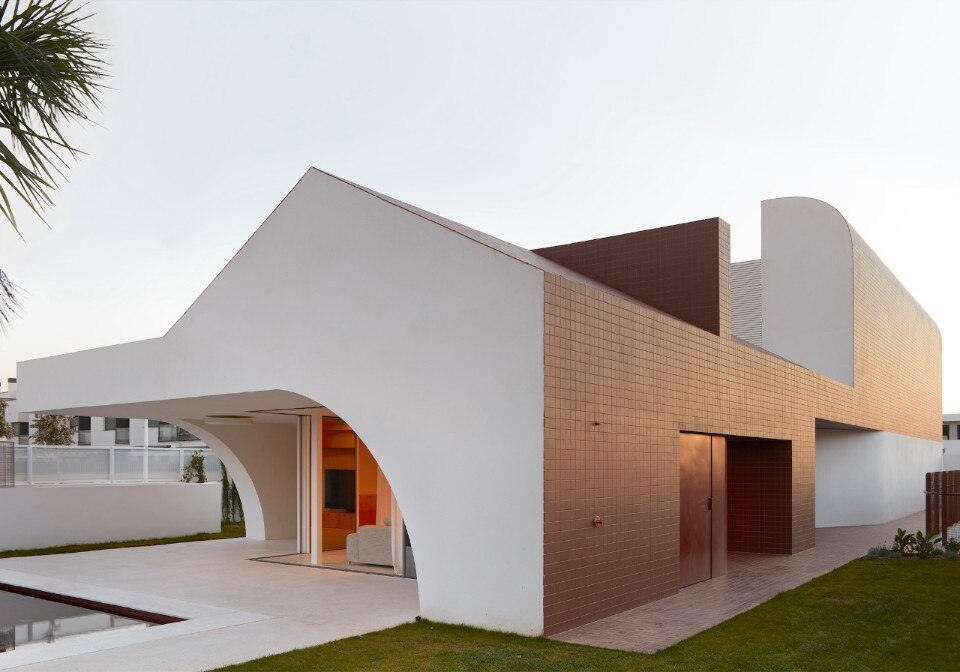 Organic shapes and color contrasts for a house in Valencia