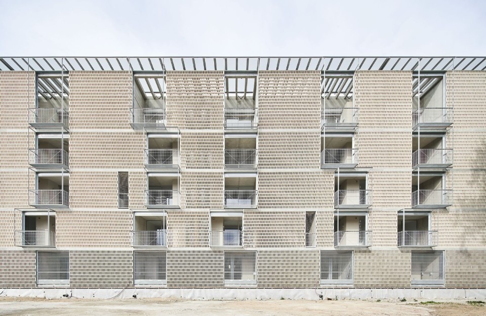 Social housing between panoramic views and neighbourhood life