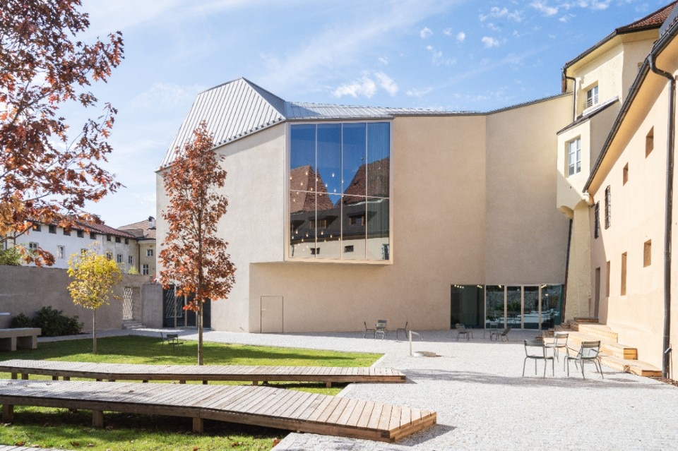 Urban regeneration and reconnection: the new library of Brixen