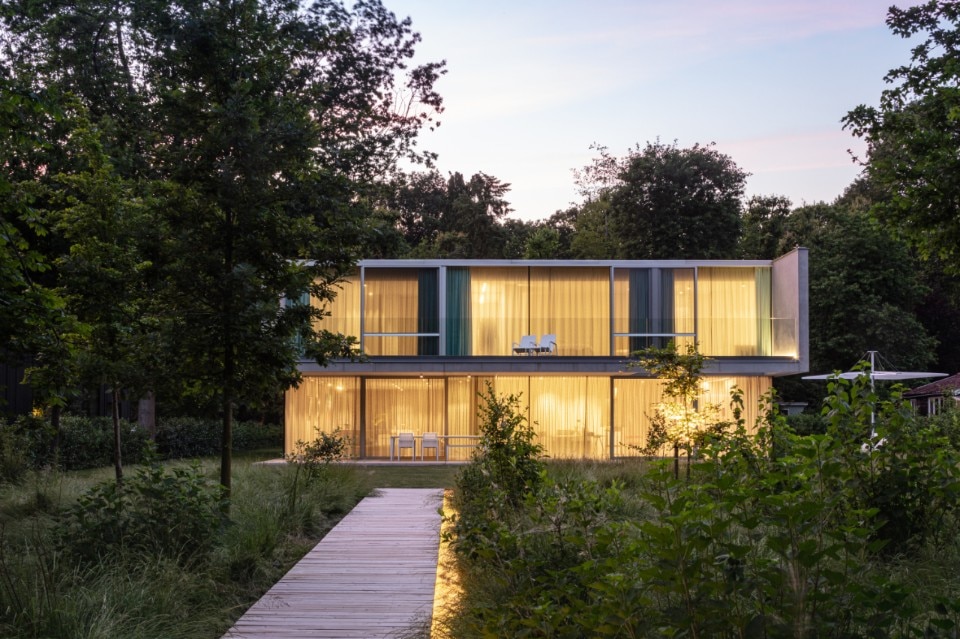 Belgian artist house characterised by transparencies and terraces