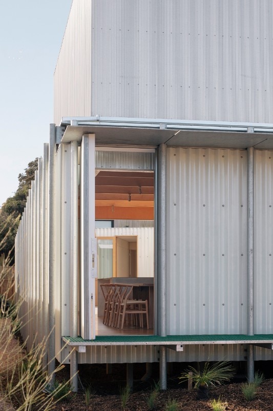 In this elevated house in Australia, technical solutions become aesthetic design
