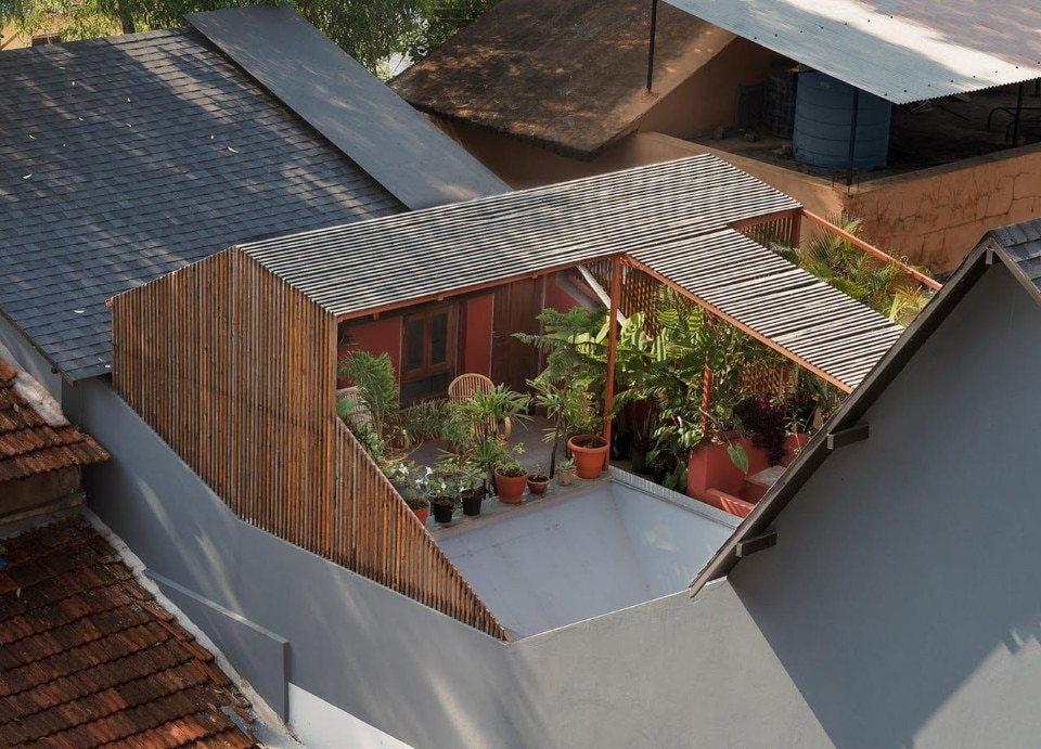 In India, an airy, light-filled house between patios and verandas