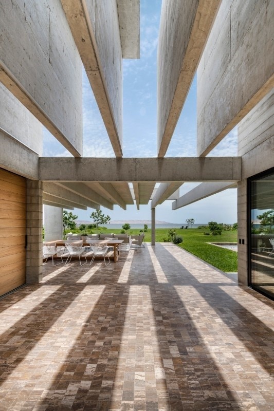 House in Peru is shaped by concrete and light