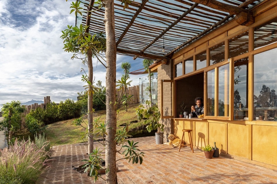 A house reinterprets the vernacular settlement in Ecuador