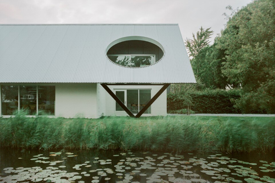 Reshaping the 80s through pure geometries: a house in the Netherlands