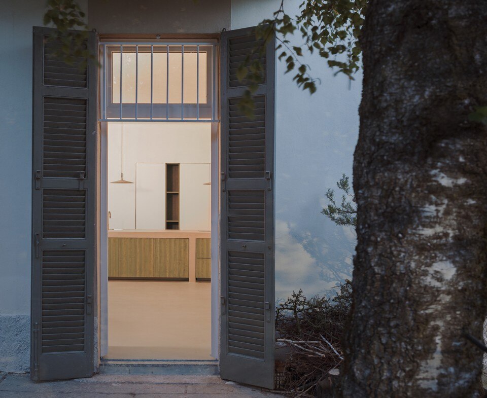 The suspended time of a renovated house by Lake Como