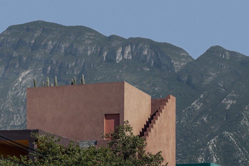 A house in Mexico, built around a void