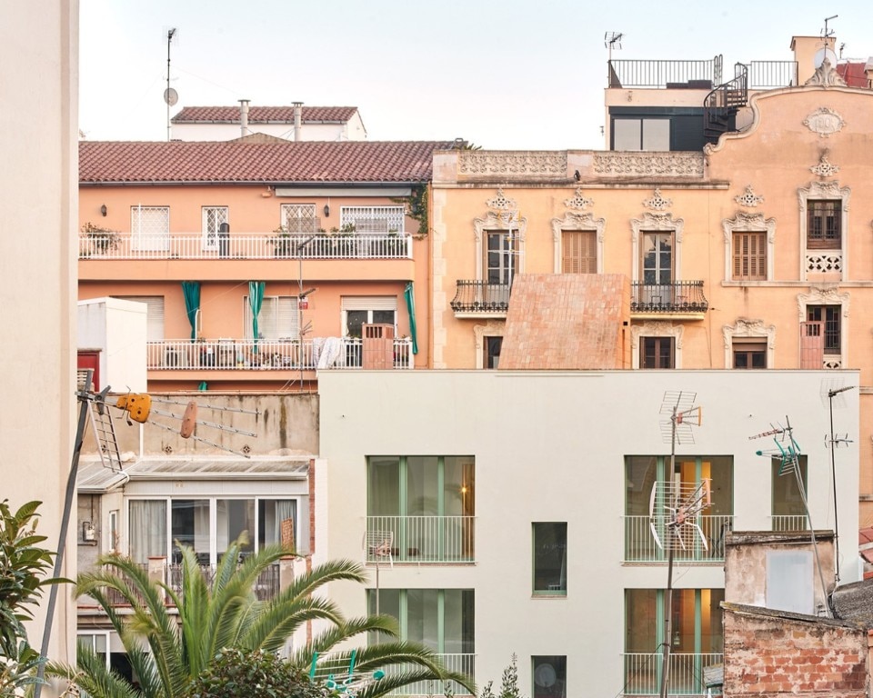 A traditional urban building in Barcelona is turned into a context-sensitive passive house